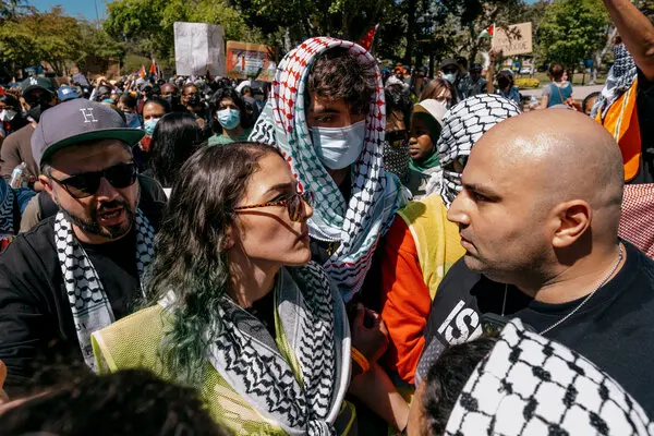 La policía gringa ataca salvajemente protesta propalestina en Universidad de Los Ángeles...