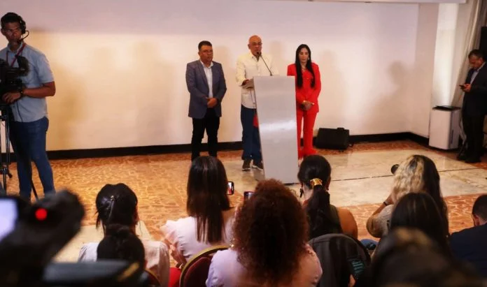 ALGO SE VISLUMBRA Y ALGO ESTÁ PASANDO CUANDO, cuatro alcaldes opositores de Barinas, Cojedes y Guárico se pasan a la revolución... OJO!