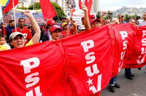 Aquí estamos y seguiremos en batalla, pueblo y fuerzas armadas... con lealtad y compromiso al Comandante Hugo Chávez...