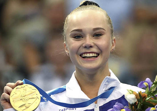 La gimnasta rusa, Angelina Mélnikova, admiradora de Putin, le da en la madre a occidente, volviendo a ser la reina del Mundial en Indonesia...