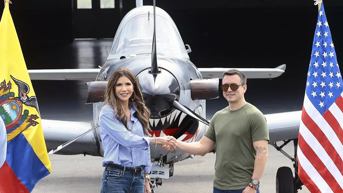 La putica Daniel Noboa promueve un tramposo referéndum que abra la posibilidad al regreso de bases militares de EEUU...