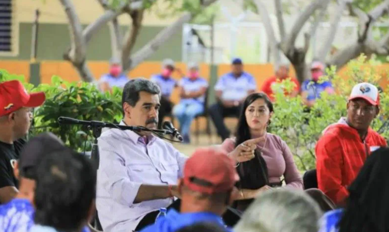 Le haremos imposible a los gringos robarse nuestro petróleo, nuestros recursos... Eso es todo lo que debemos hacer...