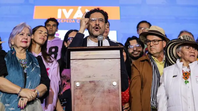  Iván Cepeda sigue imparable, el peligro es que los malditos gringos le hagan lo que han hecho en Honduras...