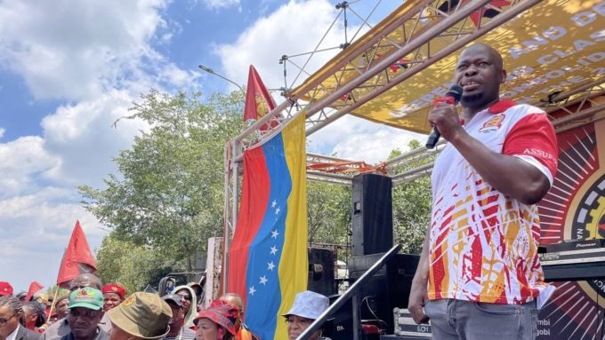 Advierte el mayor sindicato de Sudáfrica. “Hoy es Venezuela. Mañana será Sudáfrica”...